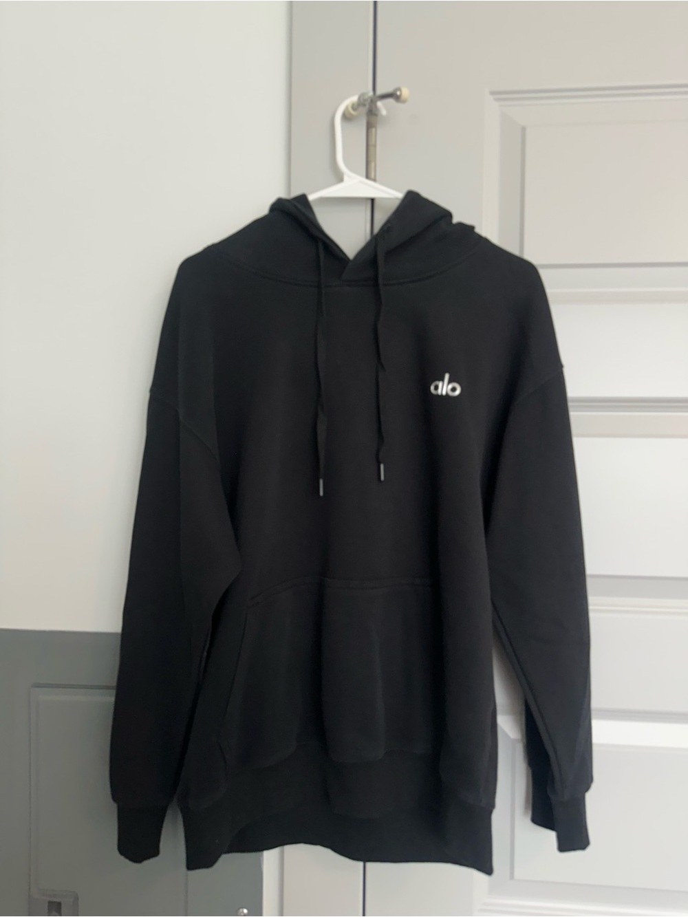 ALO Yoga Black Pullover Hoodie with Subtle Logo